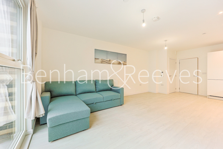 2  bedrooms flat to rent in Sparrowhawk Square, Hendon waterside, NW9-image 1