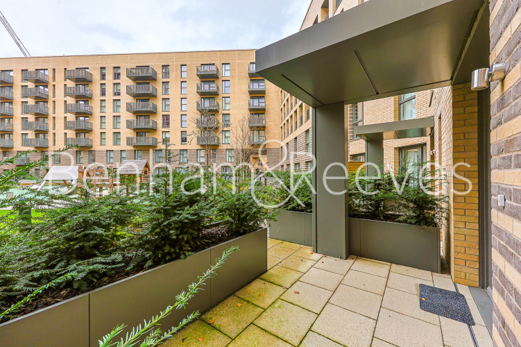 2  bedrooms flat to rent in Sparrowhawk Square, Hendon waterside, NW9-image 5