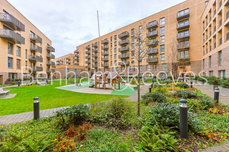 2  bedrooms flat to rent in Sparrowhawk Square, Hendon waterside, NW9-image 11