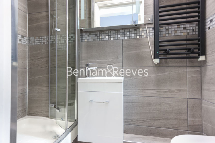 3 bedrooms flat to rent in Chelsea Manor Court, Chelsea Manor Street, SW3-image 4