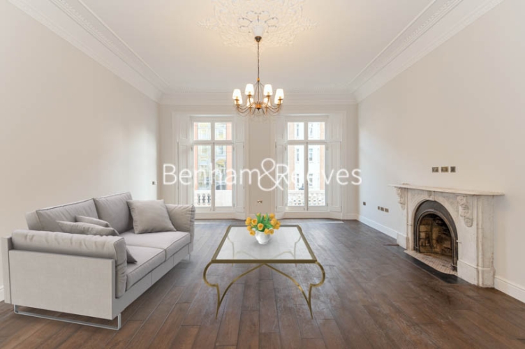 3  bedrooms flat to rent in Queensberry Place, Knightsbridge, SW7-image 1