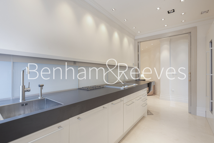 3 bedrooms flat to rent in Empire House, Thurloe Place, SW7-image 8
