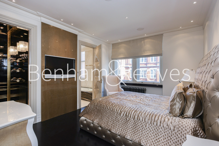 3  bedrooms flat to rent in Empire House, Thurloe Place, SW7-image 9