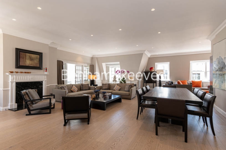 3 bedrooms flat to rent in The Manor, Davies Street, Mayfair, W1-image 1