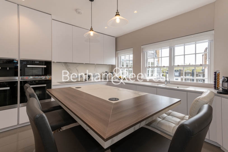 3 bedrooms flat to rent in The Manor, Davies Street, Mayfair, W1-image 8