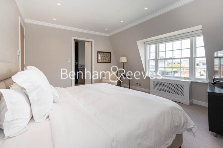 3 bedrooms flat to rent in The Manor, Davies Street, Mayfair, W1-image 9