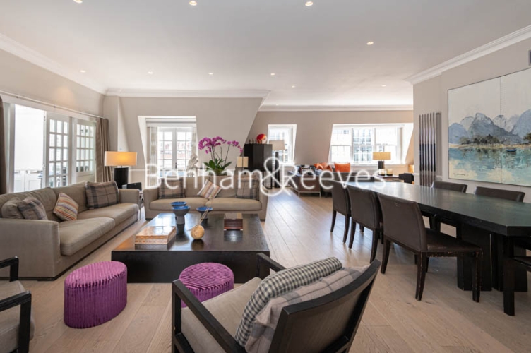 3 bedrooms flat to rent in The Manor, Davies Street, Mayfair, W1-image 14