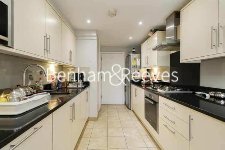 3  bedrooms flat to rent in Cambridge Square, Hyde Park,  W2-image 2