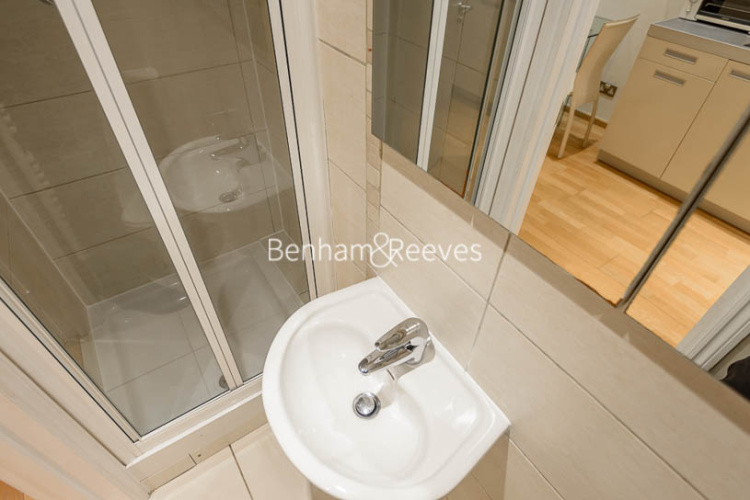Studio flat to rent in St. Stephens Gardens, Bayswater, W2-image 4