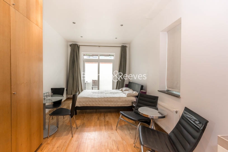 Studio flat to rent in St Stephens Gardens, Notting Hill Gate, W2-image 1