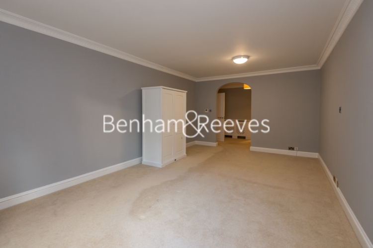 4  bedrooms flat to rent in Hyde Park Gate, Kensington, SW7-image 11