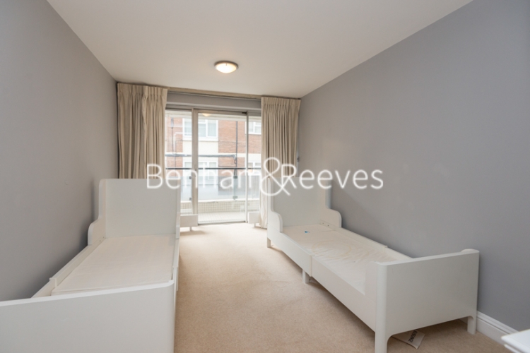 4  bedrooms flat to rent in Hyde Park Gate, Kensington, SW7-image 15