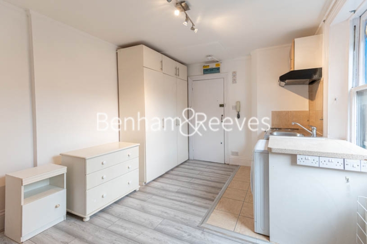 Studio flat to rent in Cheniston Gardens, Kensington, W8-image 4