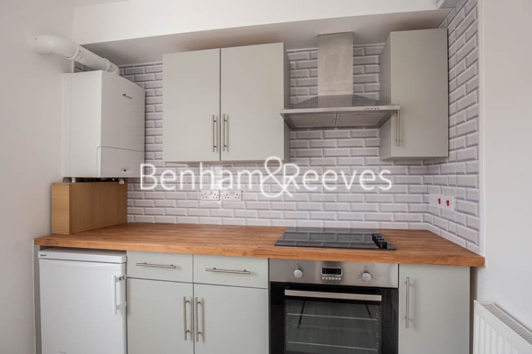 Studio flat to rent in Cheniston Gardens, Kensington, W8-image 2