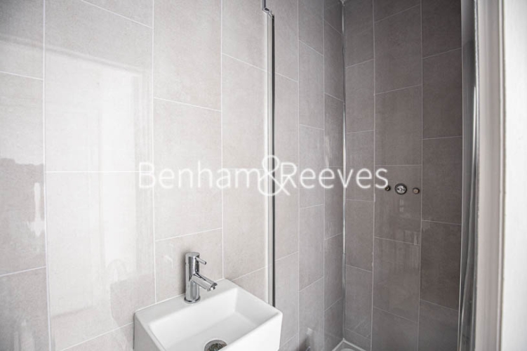 Studio flat to rent in Cheniston Gardens, Kensington, W8-image 3