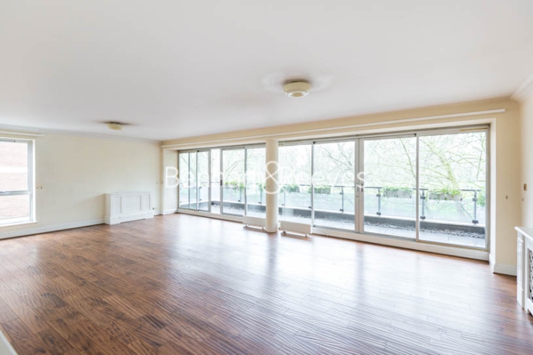 4  bedrooms flat to rent in Hyde Park Gate, Kensington, SW7-image 1