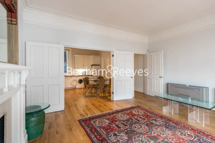 3 bedrooms flat to rent in Abingdon Road, Kensington, W8-image 1