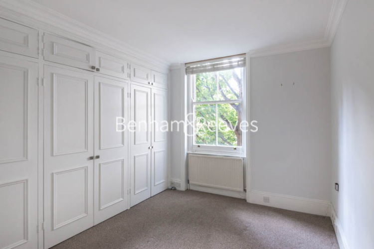 3  bedrooms flat to rent in Abingdon Road, Kensington, W8-image 8