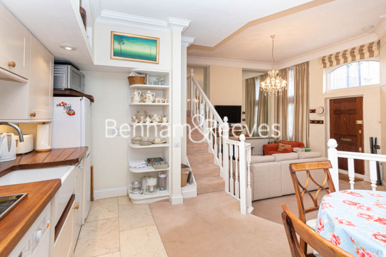 Studio flat to rent in Kensington Court Mews, Kensington, W8-image 2