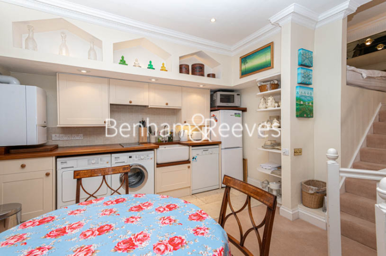 Studio flat to rent in Kensington Court Mews, Kensington, W8-image 3