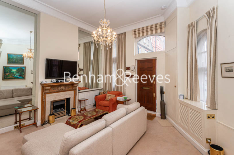 Studio flat to rent in Kensington Court Mews, Kensington, W8-image 9