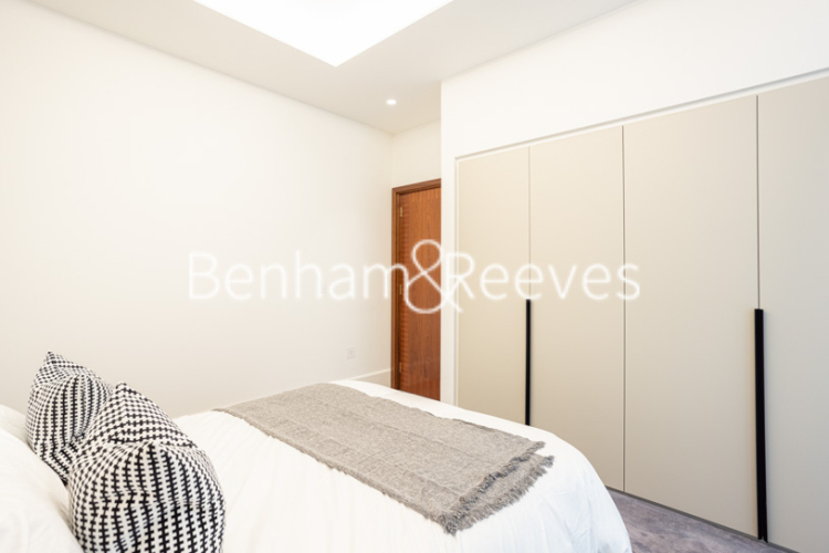 1 bedroom flat to rent in Lancer Square, Kensington, W8-image 11