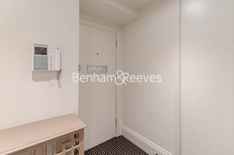 1 bedroom flat to rent in Vicarage Gate, Kensington High Street, W8-image 17