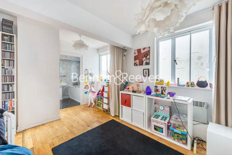 2 bedrooms flat to rent in Palace Gate, Kensington, W8-image 3