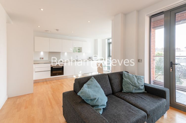 1 bedroom flat to rent in Avonmore Road, Kensington, W14-image 1
