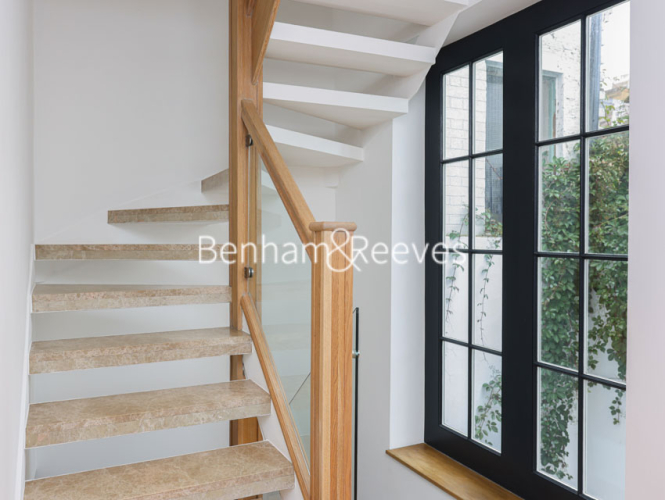 4  bedrooms house to rent in Albert Mews, Kensington, W8-image 12
