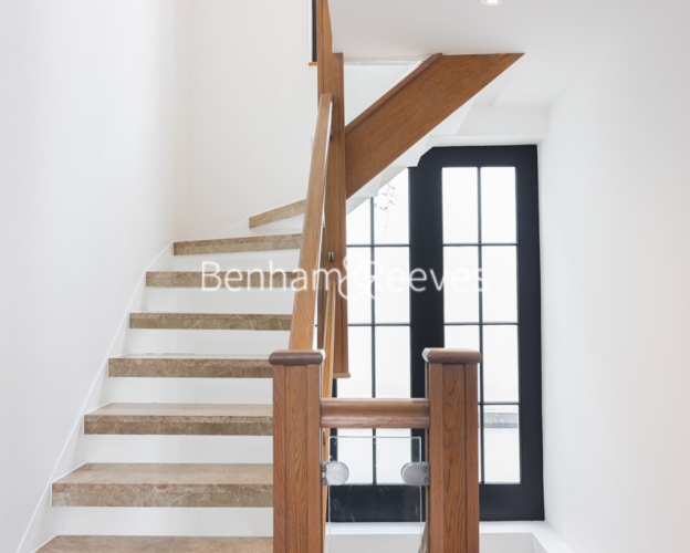 4  bedrooms house to rent in Albert Mews, Kensington, W8-image 10