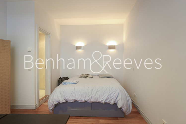 3 bedrooms flat to rent in Phillimore Walk, Kensington, W8-image 3