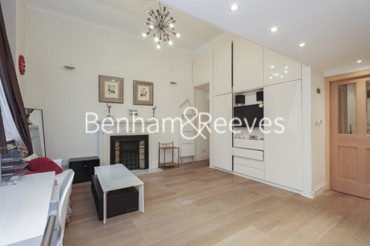 Studio flat to rent in Queens Gate, Kensington, SW7-image 1