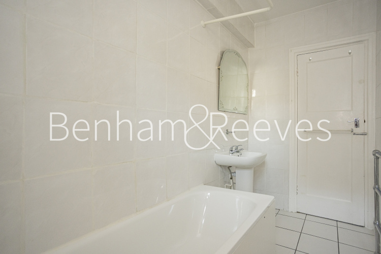 3  bedrooms flat to rent in Redcliffe Close, Kensington, SW5-image 9