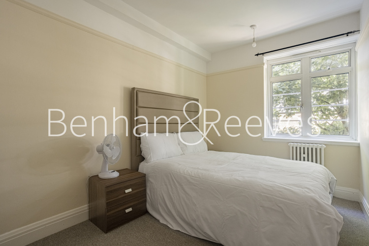 3  bedrooms flat to rent in Redcliffe Close, Kensington, SW5-image 12