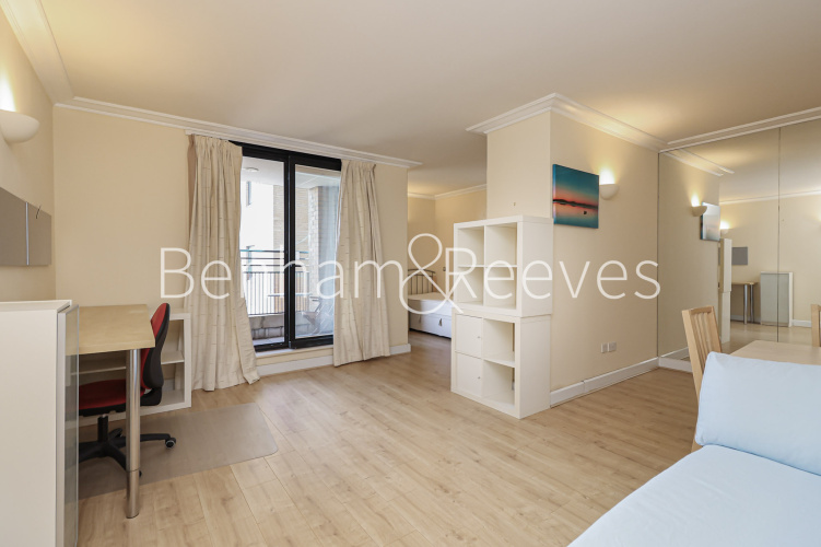 Studio flat to rent in Cromwell Road, Point West Building, SW7-image 1