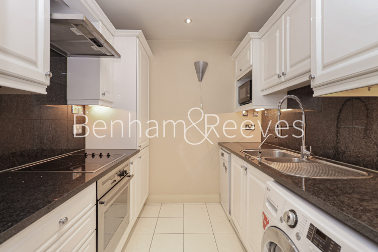 Studio flat to rent in Cromwell Road, Point West Building, SW7-image 2