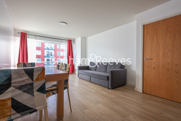 1  bedroom flat to rent in Heritage Avenue, Beaufort Park, NW9-image 1