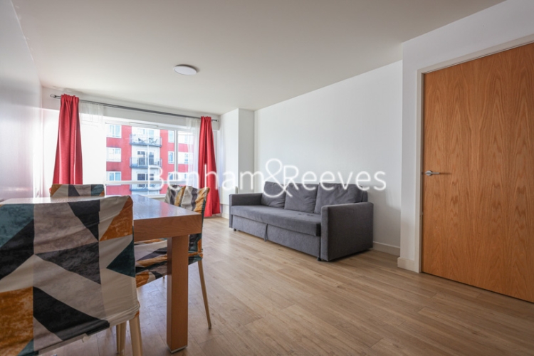 1 bedroom flat to rent in Heritage Avenue, Beaufort Park, NW9-image 1