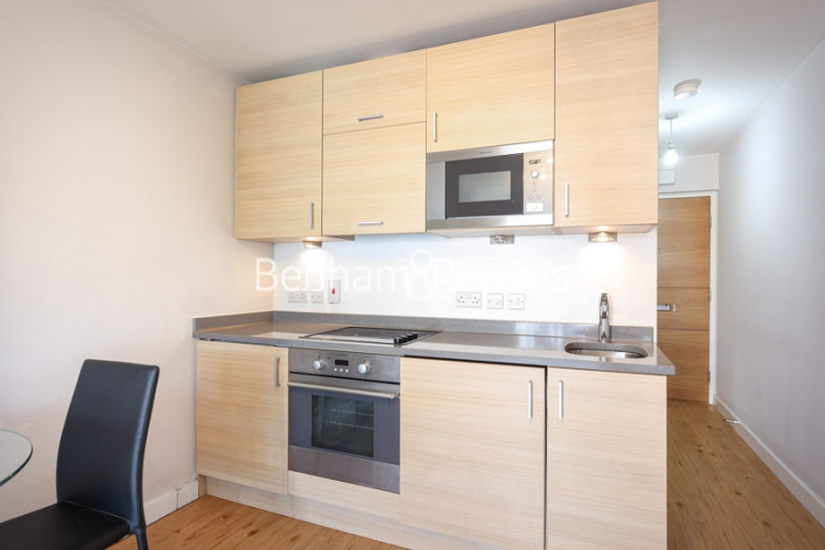 Studio flat to rent in Boulevard Drive, Colindale, NW9-image 2