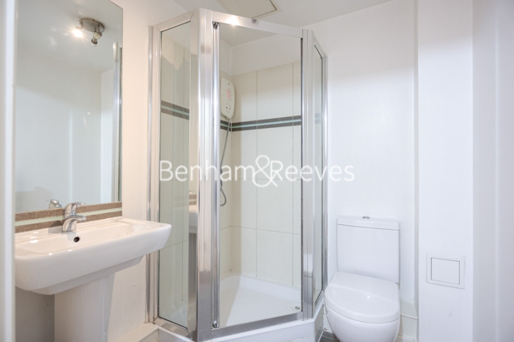 Studio flat to rent in Boulevard Drive, Colindale, NW9-image 3