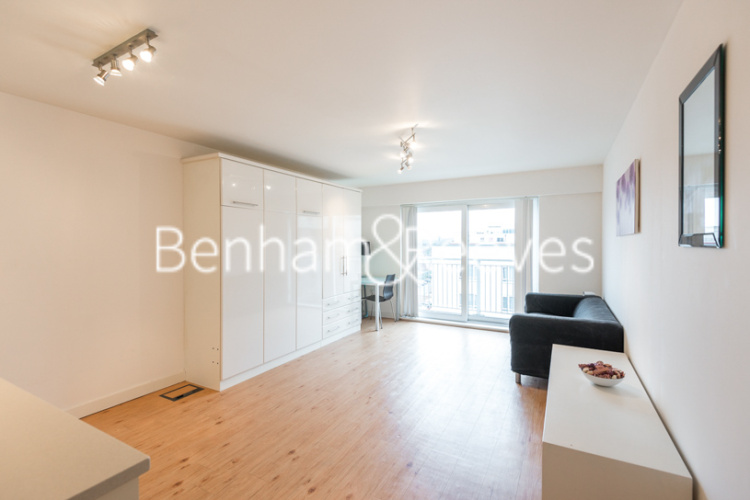 Studio flat to rent in Boulevard Drive, Colindale, NW9-image 1