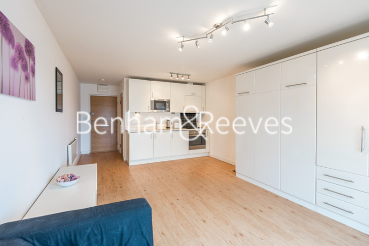 Studio flat to rent in Boulevard Drive, Colindale, NW9-image 2