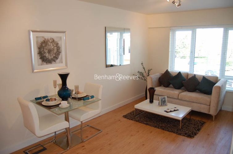 Studio flat to rent in Boulevard Drive, Colindale, NW9-image 1
