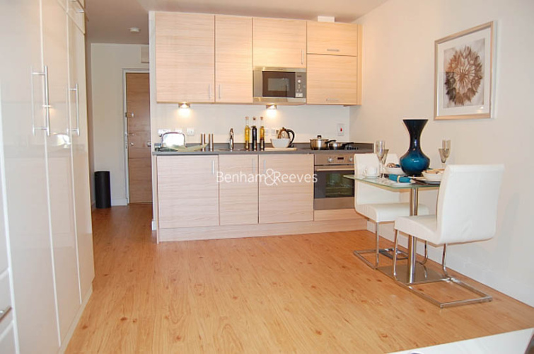 Studio flat to rent in Boulevard Drive, Colindale, NW9-image 2