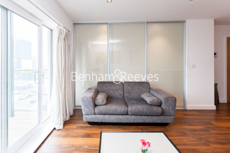 Studio flat to rent in East Drive, Colindale, NW9-image 1