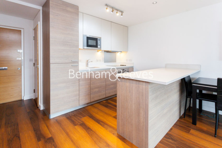 Studio flat to rent in East Drive, Colindale, NW9-image 2