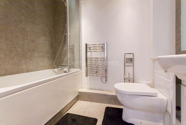 Studio flat to rent in East Drive, Colindale, NW9-image 5