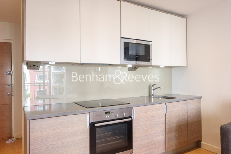 Studio flat to rent in Heritage Avenue, Colindale, NW9-image 2