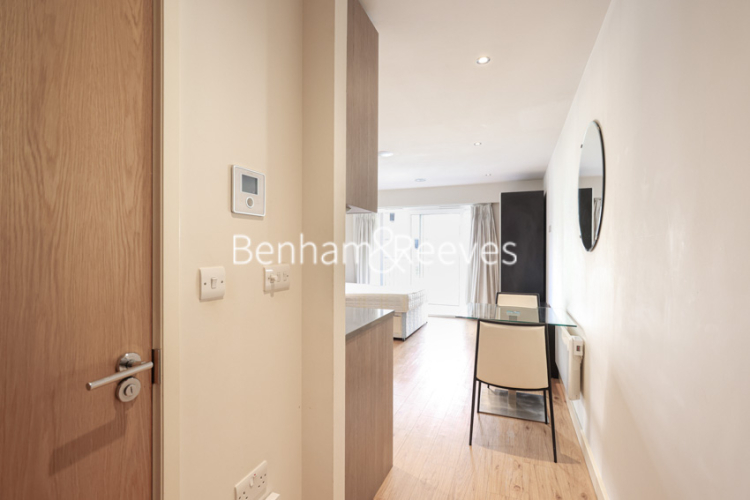 Studio flat to rent in Heritage Avenue, Colindale, NW9-image 9